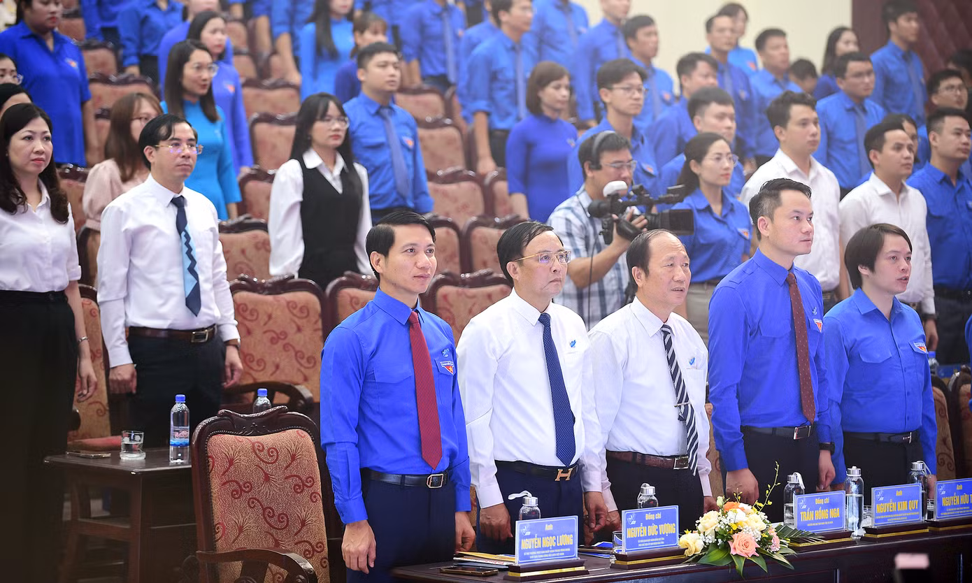 Các đại biểu thực hiện lễ chào cờ tại Đại hội.