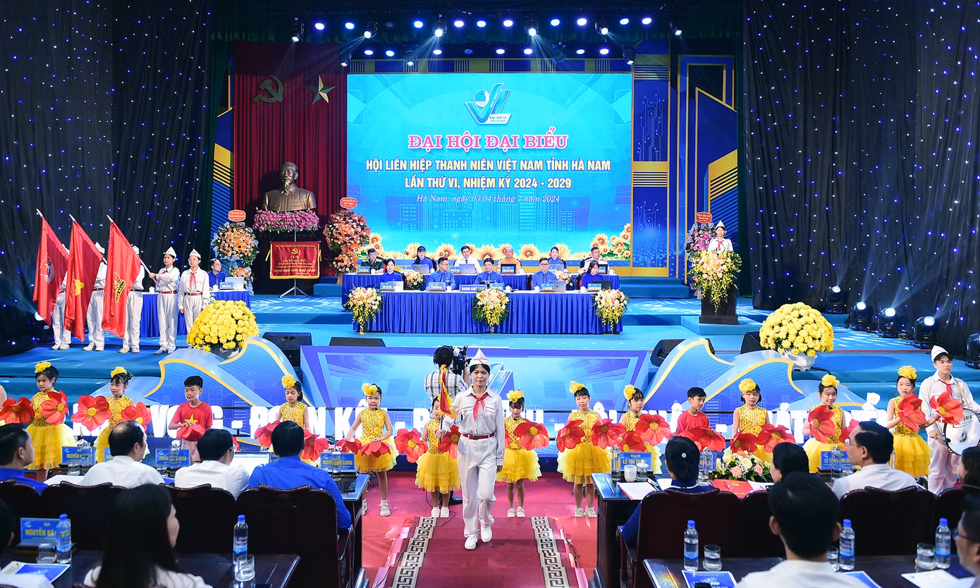 Thiếu nhi Hà Nam chúc mừng Đại hội.