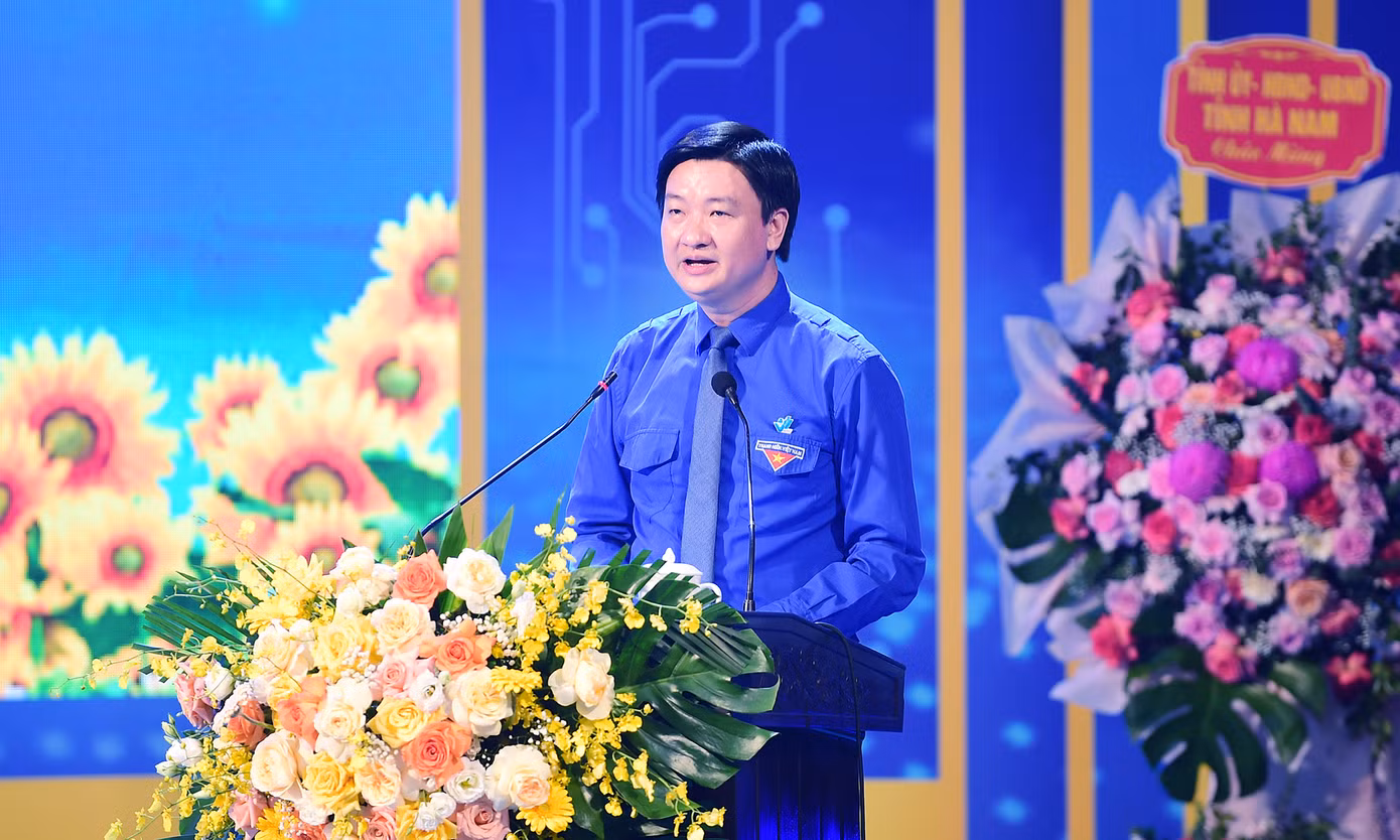 Anh Trần Ngọc Nam - Bí thư Tỉnh Đoàn, Chủ tịch Hội LHTN Việt Nam tỉnh Hà Nam khoá VI phát biểu khai mạc phiên trọng thể.