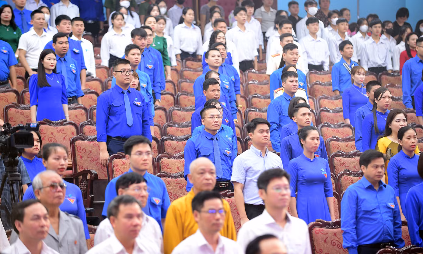 Các đại biểu thực hiện lễ chào cờ tại Đại hội.
