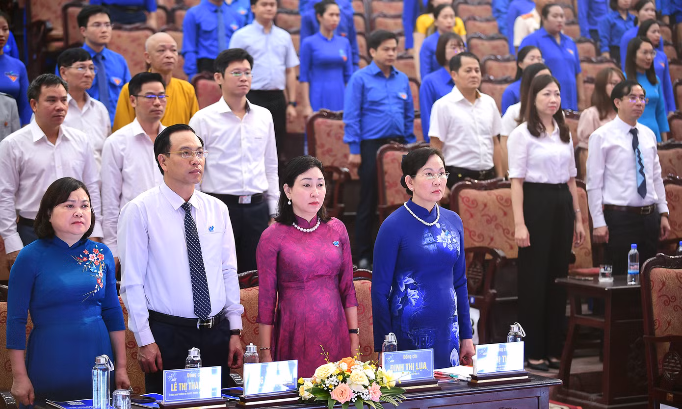 Các đại biểu thực hiện lễ chào cờ tại Đại hội.