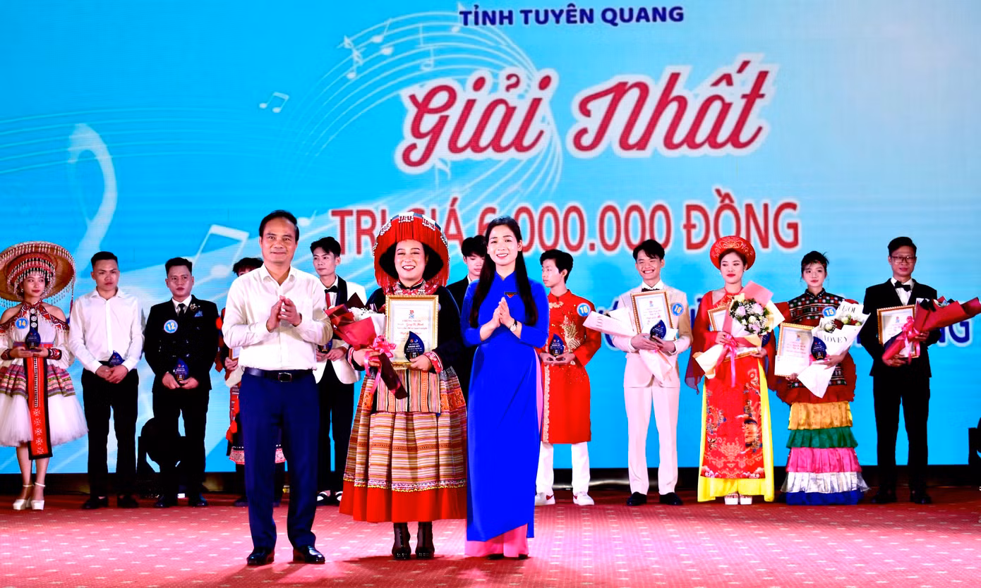 Phó Chủ tịch UBND tỉnh Tuyên Quang Hoàng Việt Phương và Bí thư Tỉnh Đoàn – Chủ tịch Hội LHTN Việt Nam tỉnh Tuyên Quang Dương Minh Nguyệt trao giải Nhất cho thí sinh Giàng Thị Thanh. Ảnh: BTC