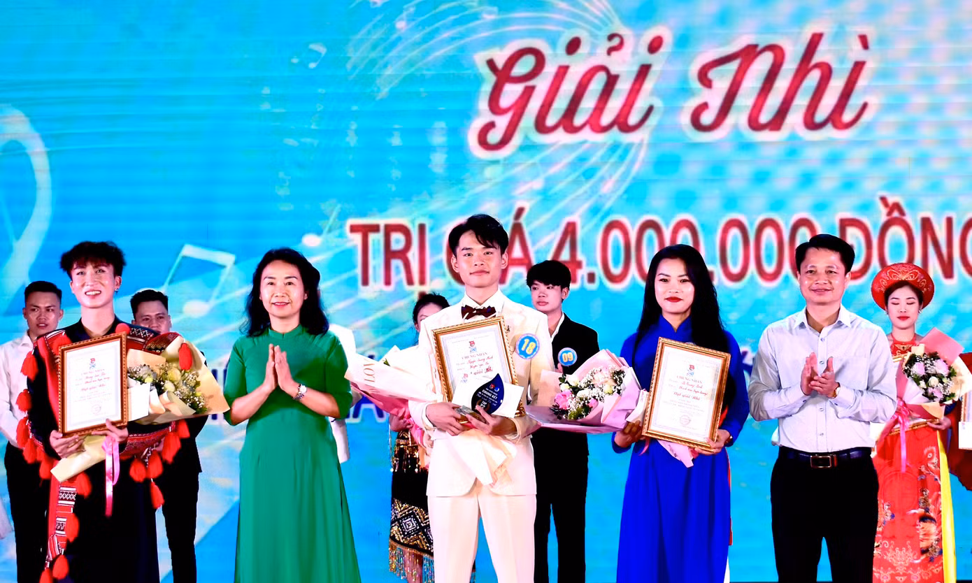Ba thí sinh đoạt giải Nhì cuộc thi. Ảnh: BTC