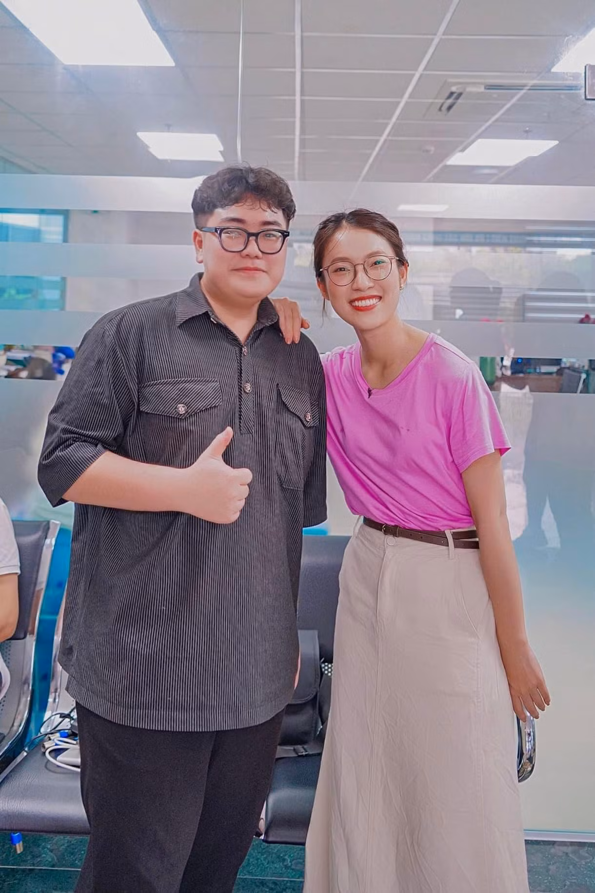 Khoa trong buổi gặp gỡ, giao lưu với MC Khánh Vy.