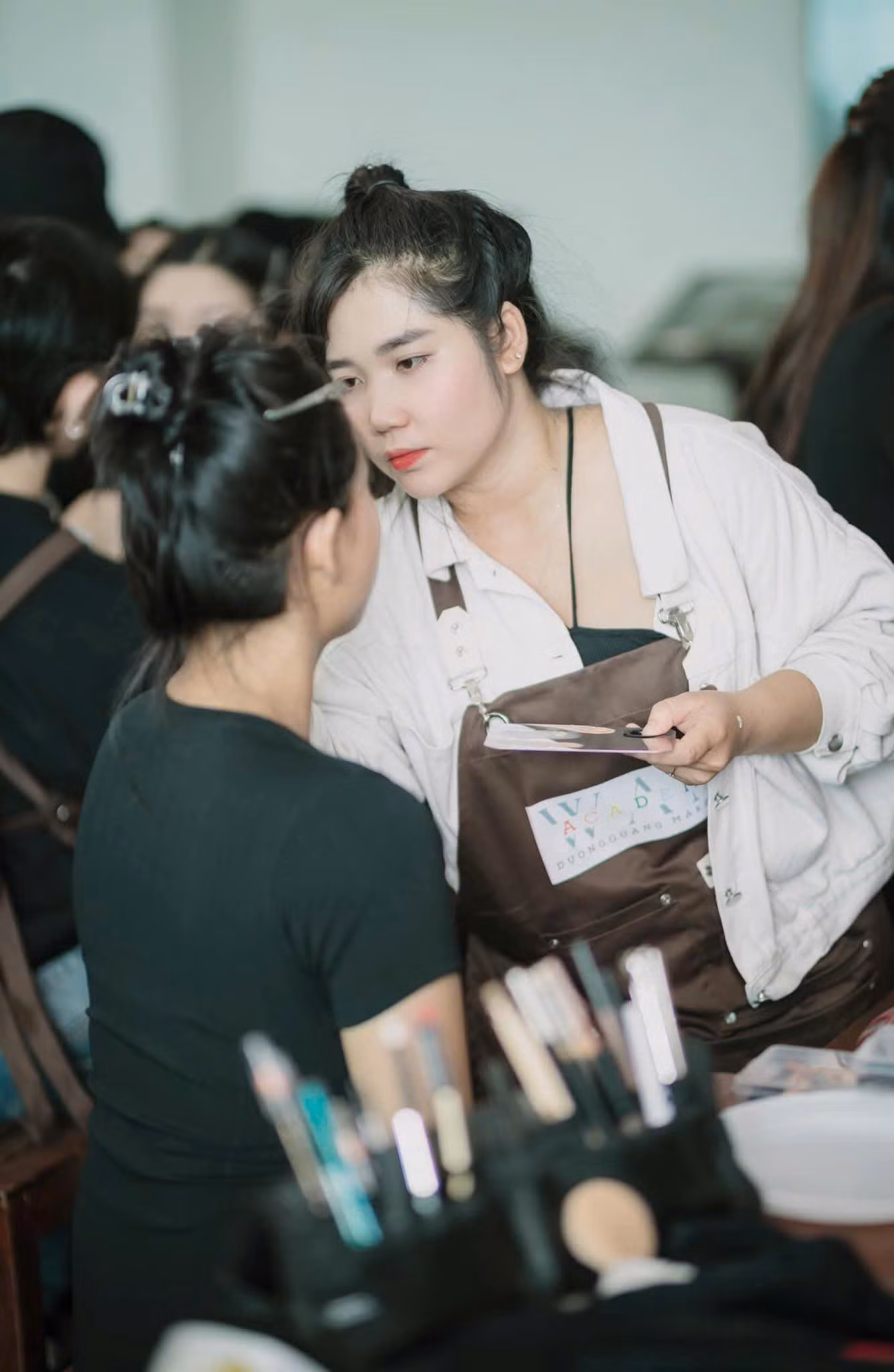Người trẻ còn đầu tư chi phí thuê make-up để tạo kiểu tóc, gương mặt thêm xinh xắn, bắt trend theo ý thích.