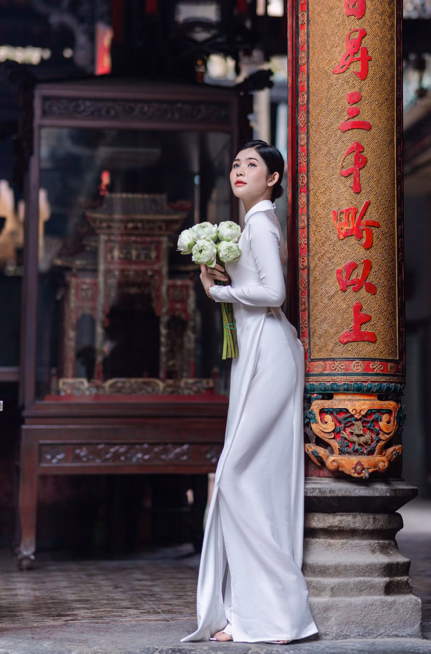 Một bạn trẻ diện trang phục áo dài truyền thống lưu giữ kỷ niệm đẹp tại chùa bà Thiên Hậu (Q. 5, TP. HCM). Ảnh: Hứa Hồng Phúc