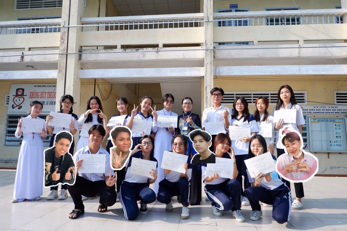 Phương Vy (hàng đầu, thứ 4 từ phải sang) cùng giáo viên trường và những người bạn.