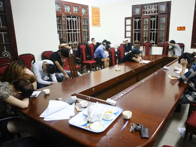 Những "nam thanh, nữ tú" bị tạm giữ tại CQĐT vẫn đang trong tình trạng "phê" chưa thể viết được bản tường trình.
