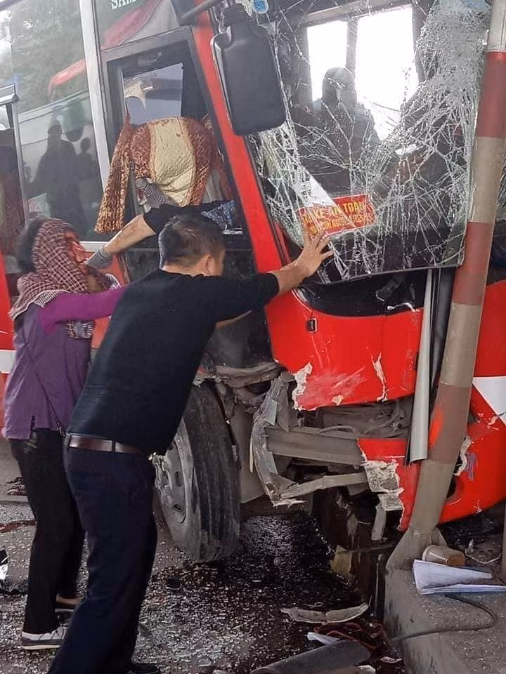 Xe khách đâm nát ca-bin trạm thu phí, 5 người bị thương ảnh 1