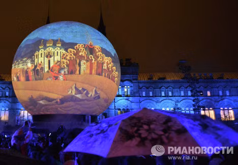 Hình quả cầu lớn nằm giữa trung tâm thủ đô Moscow được ánh sáng 3D chiếu vào nhằm đánh lừa ảo giác của mọi người . Hình quả cầu lớn nằm giữa trung tâm thủ đô Moscow được ánh sáng 3D chiếu vào nhằm đánh lừa ảo giác của mọi người