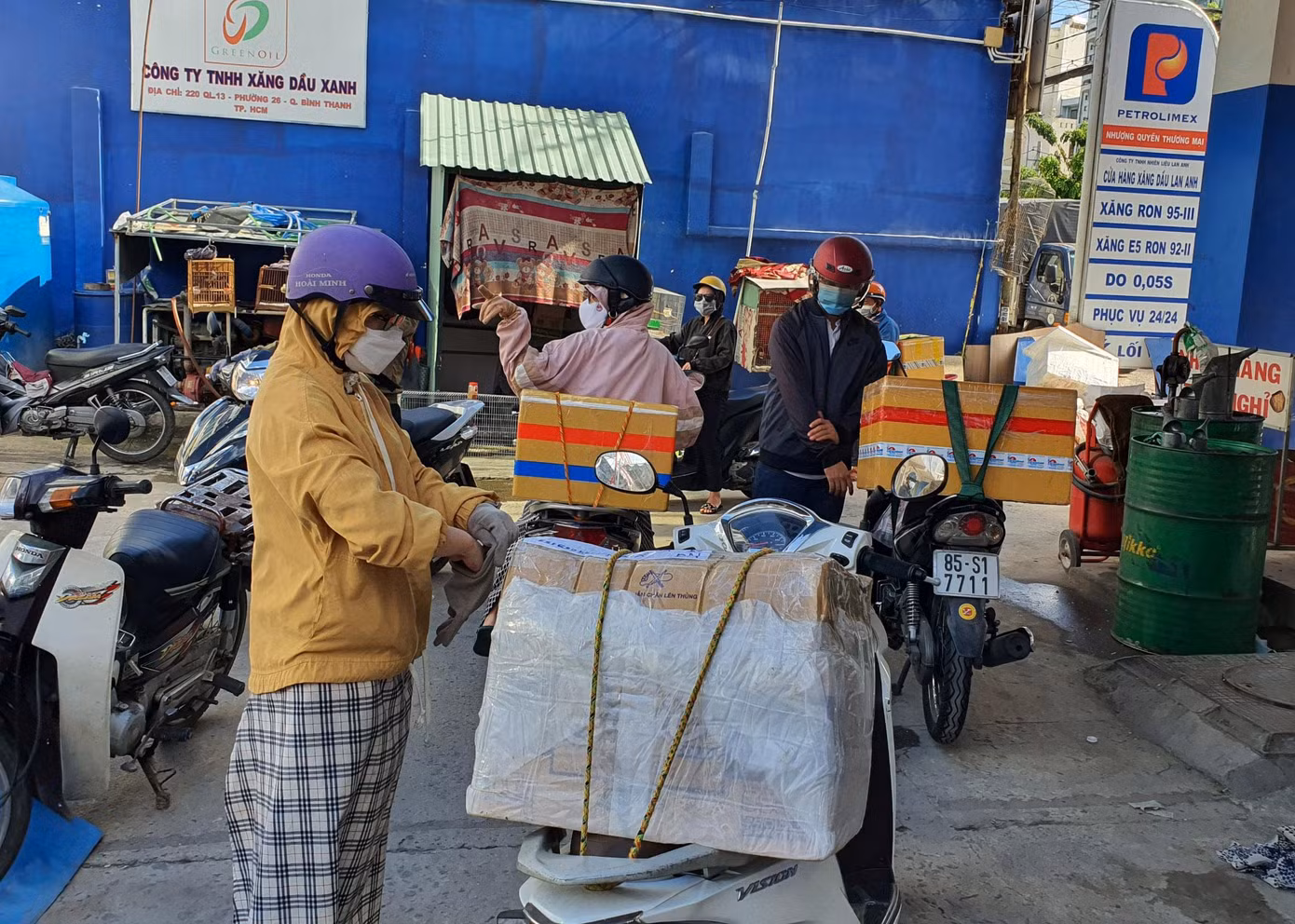 Nhận thùng hàng hơn 50kg gồm rau củ, thịt, cá, trái cây từ quê gửi vào, chị Phan Thị Hương (quê Ninh Thuận) cho biết, hai ngày trước, khi nghe tin đồn TPHCM sẽ cấm đi chợ, chị đã gọi điện về nhà nhờ người thân mua thực phẩm gửi vào.
