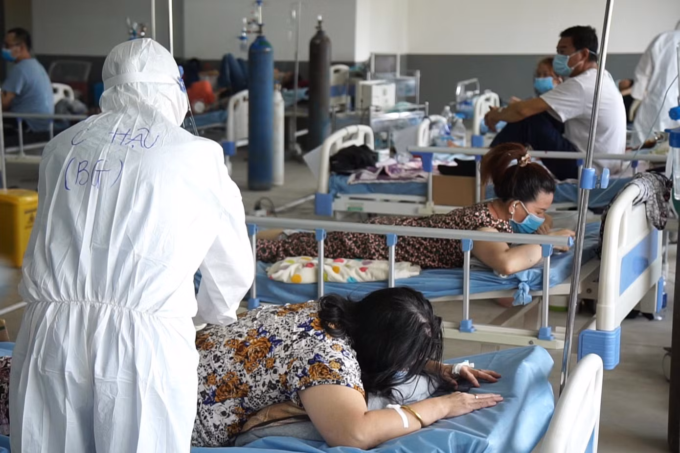 Trước tình hình đó, để ngăn tình trạng bệnh nhân trở nặng, giảm thiểu nguy cơ tử vong, Bệnh viện Dã chiến thu dung điều trị COVID-19 số 10 đã tận dụng tầng hầm để xe của tòa chung cư làm phòng cấp cứu hồi sức và trang bị nhiều máy móc, thiết bị hiện đại.
