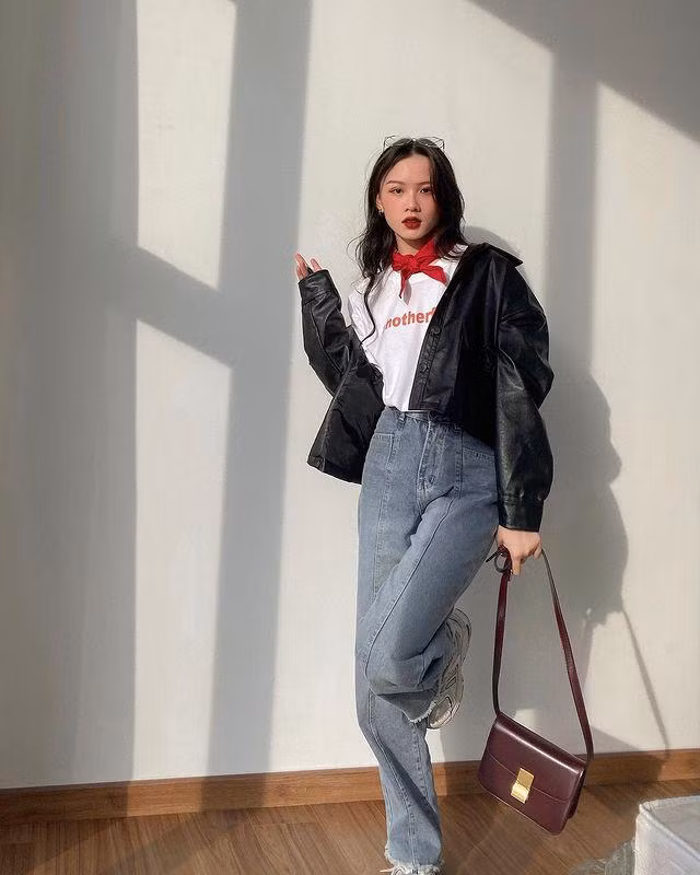 Chỉ với quần jeans và áo phông, Ming Ming vẫn nổi bật với phong cách của mình.