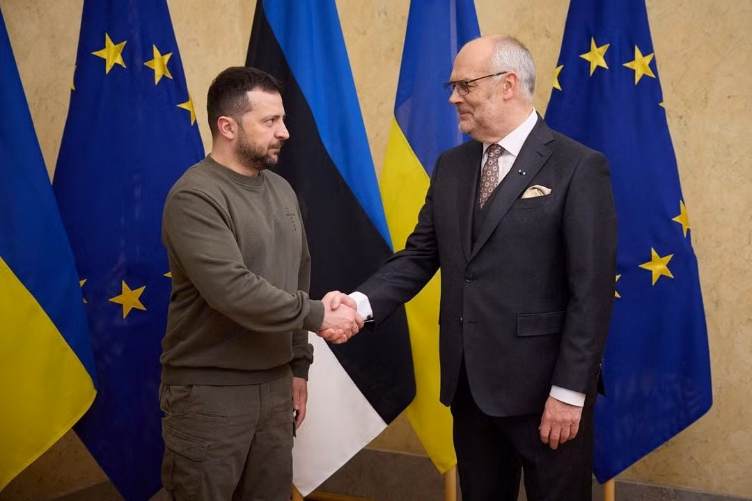 Tổng thống Ukraine Volodymyr Zelensky và Tổng thống Estonia Alar Karis bắt tay trước cuộc họp báo chung ở Tallinn ngày 11/1. Ảnh: Reuters
