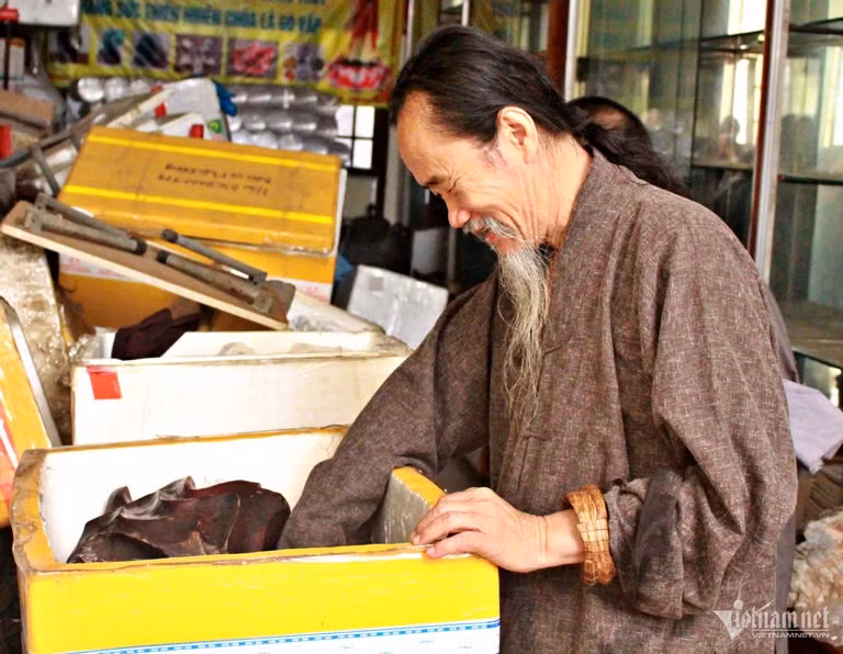 Sư thầy Nhuận Tâm nổi tiếng là người sở hữu nhiều bộ sưu tập đá cảnh tự nhiên nghệ thuật độc đáo, hiếm gặp