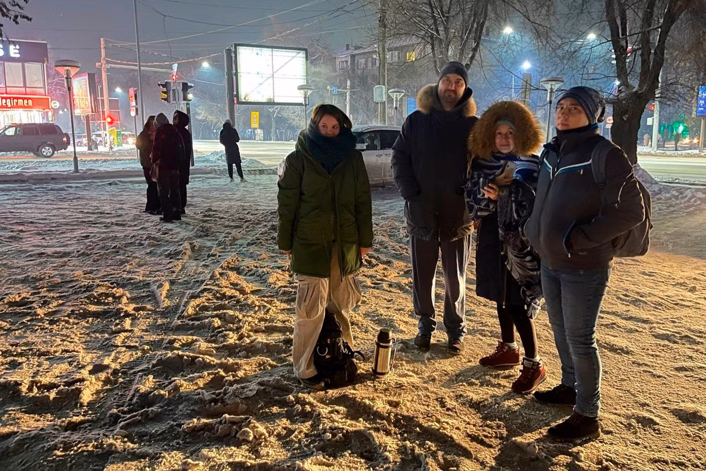 Người dân chạy xuống đường ở Almaty, Kazakhstan. Ảnh: AP
