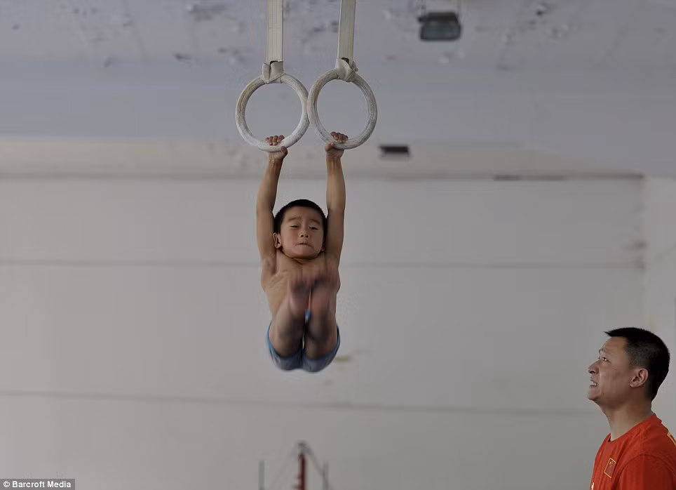 Tập luyện động tác với vòng tròn môn xà. Tập luyện động tác với vòng tròn môn xà