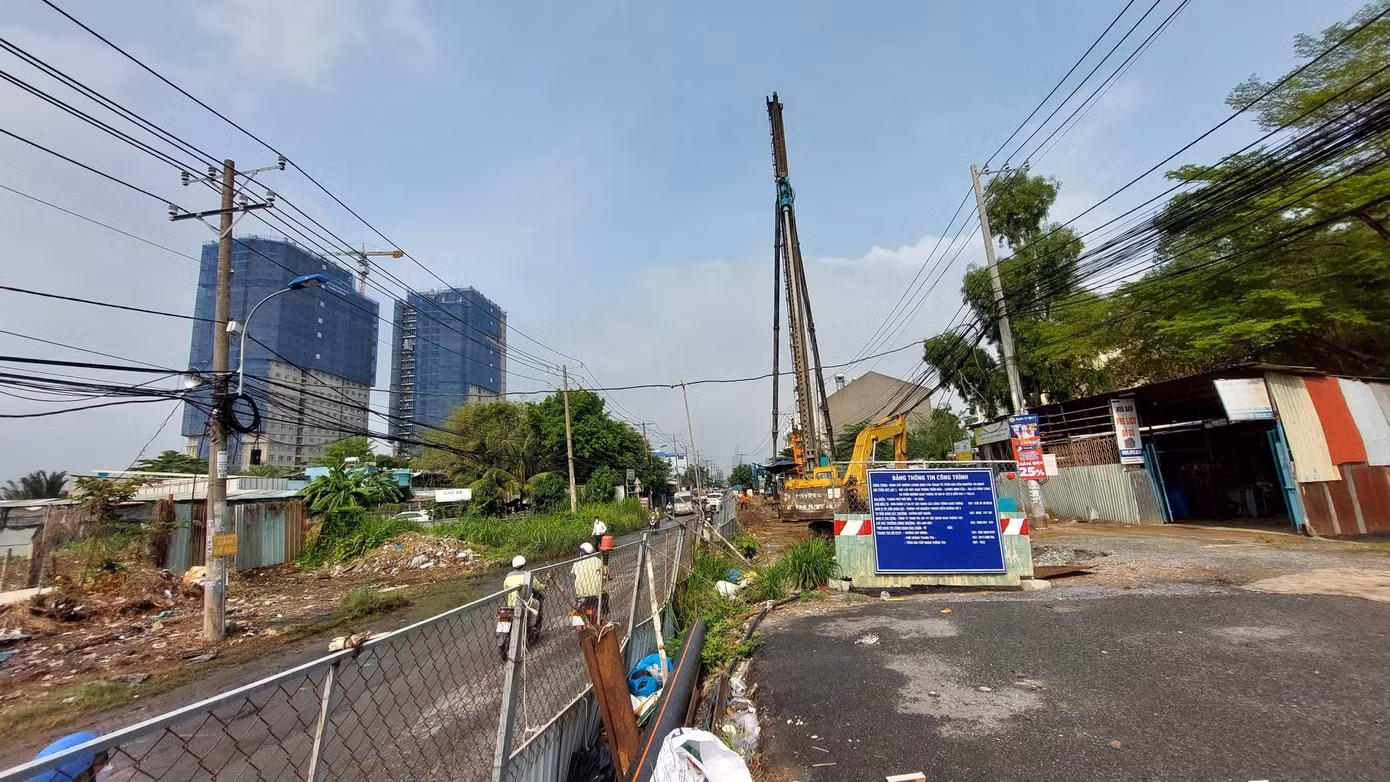 Theo Ban quản lý đầu tư xây dựng công trình giao thông đô thị TPHCM (chủ đầu tư), đơn vị vừa bàn giao mặt bằng khoảng 200m tại đoạn ngập nước nhất trên đường Lương Định Của. Hiện đơn vị thi công đã triển khai máy móc, kỹ sư đến khu vực cần nâng cấp sửa chữa.