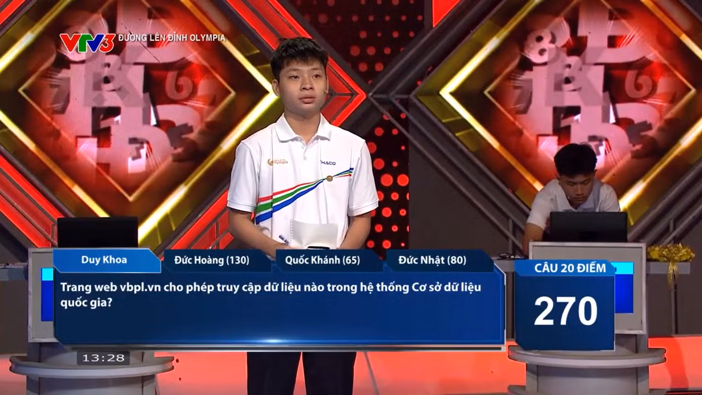 Duy Khoa hơi mất bình tĩnh ở những câu hỏi đầu tiên phần thi Về đích.