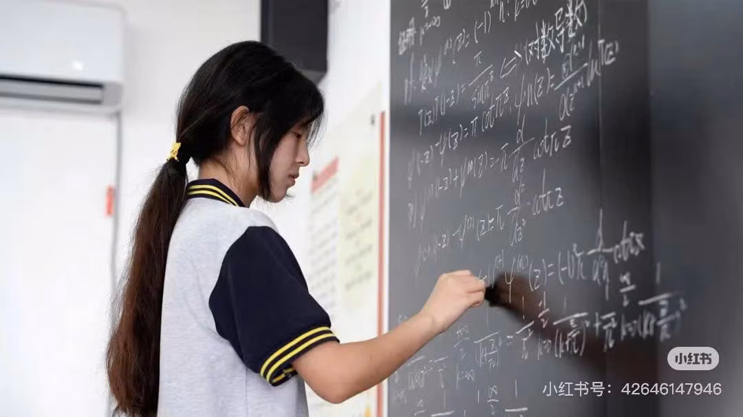 Netizen "quay xe" khi biết loạt thành tích của nữ sinh xứ Trung chỉ là "phông bạt". Nguồn: Xiaohongshu