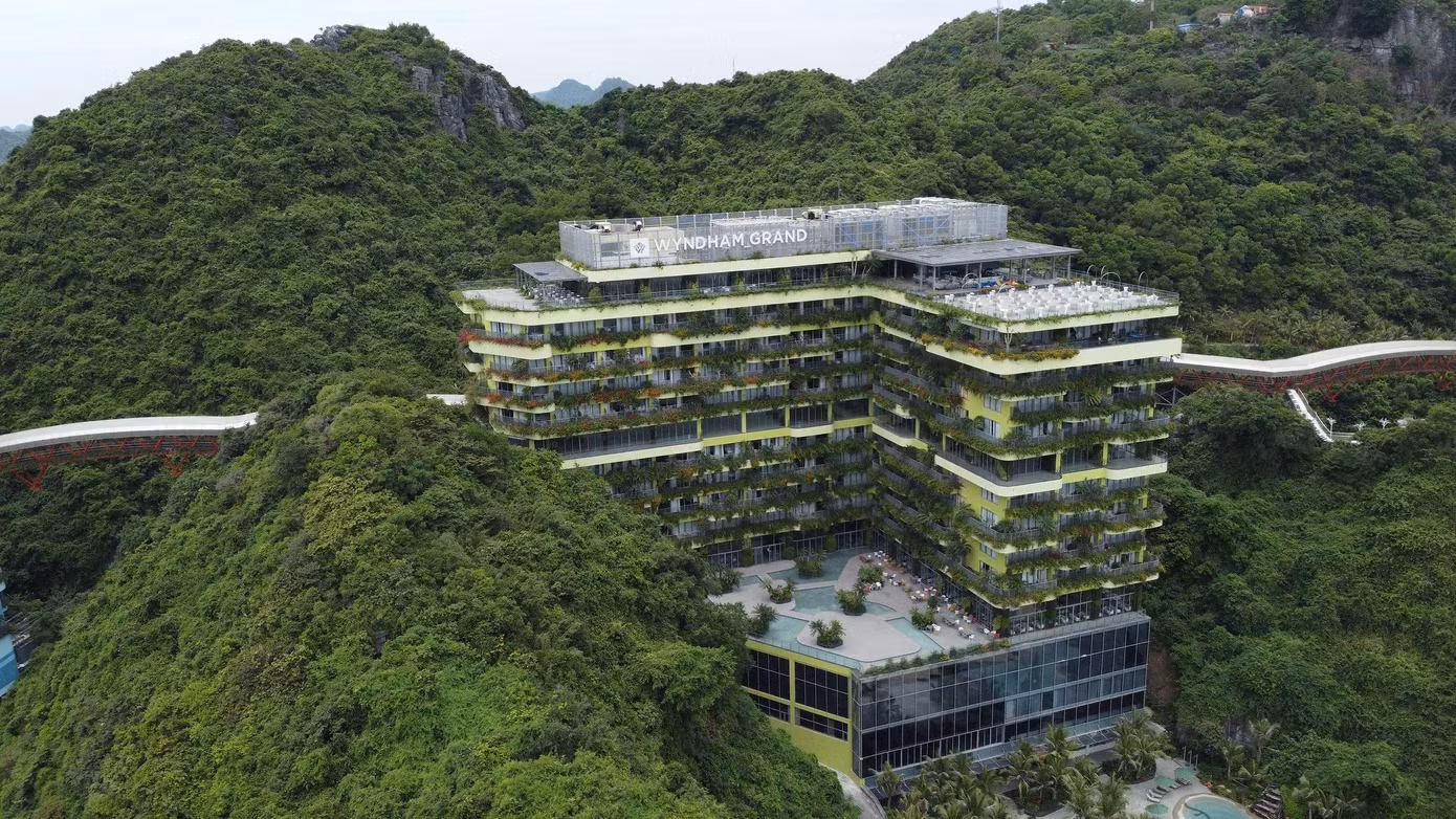 Một số dự án đã hoàn thành và đưa vào khai thác như: khách sạn 5 sao Vinpearl Hotel Imperia và sân golf Vũ Yên; khách sạn 5 sao Nikko; Khách sạn M'gallery Cát Bà; Tổ hợp nghỉ dưỡng cao cấp Flamingo Cát Bà Beach Resort; cáp treo 3 dây Cát Hải - Phù Long; bãi biển nhân tạo Khu Du lịch Đồi Rồng; Trung tâm thương mại và mua sắm Aeon Mall, quận Lê Chân... với sự góp mặt của hàng loạt doanh nghiệp lớn như: Vingroup, Sungroup, Flamingo, Tập đoàn BRG, Tập đoàn Geleximco...