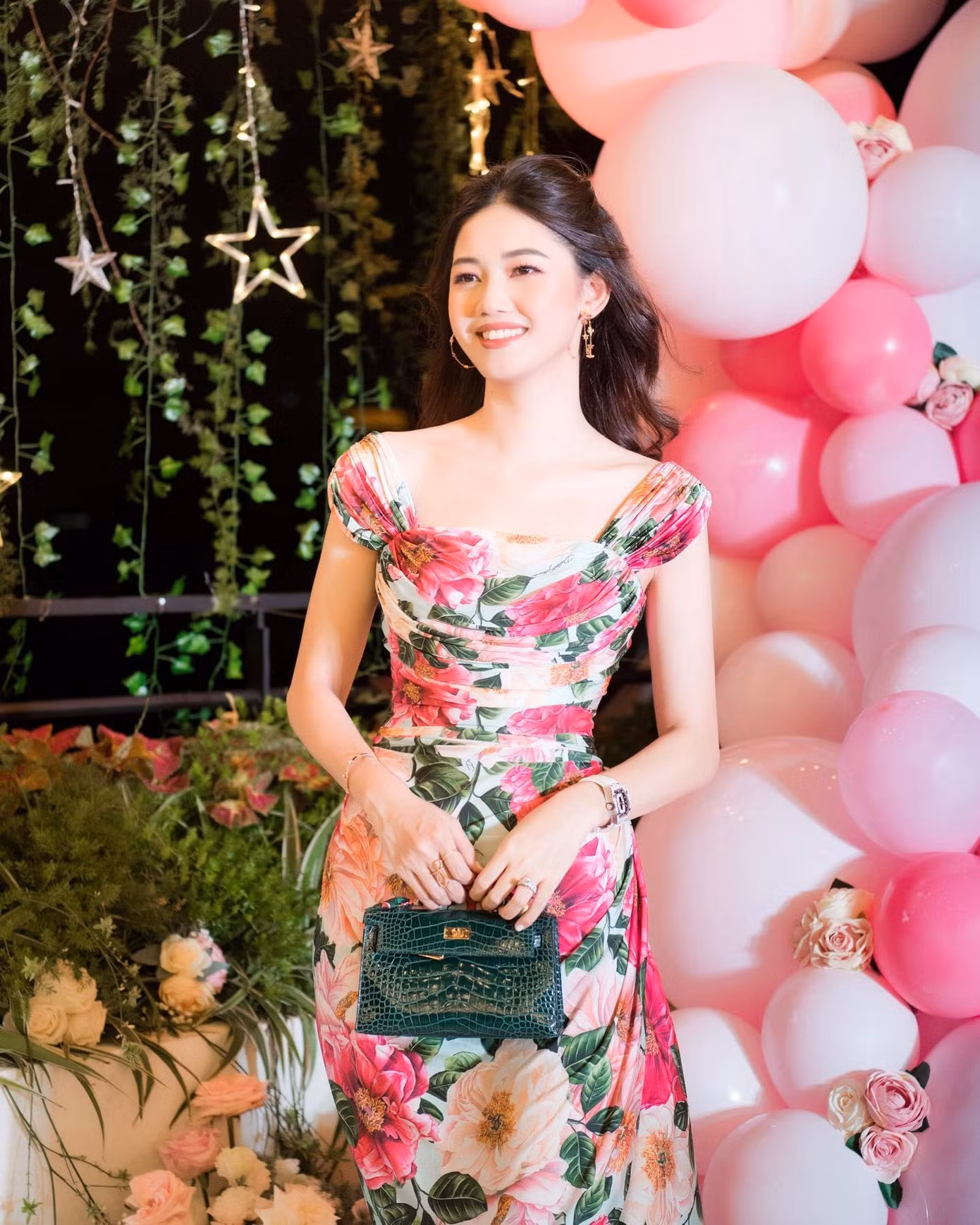 Thanh Tú tốt nghiệp Học viện Ngoại giao và thành thạo 3 ngoại ngữ: Tiếng Anh, tiếng Pháp và tiếng Nhật. Với danh hiệu Á hậu 1 cuộc thi Hoa hậu Việt Nam 2016, Thanh Tú được cử đại diện Việt Nam thi Miss International - Hoa hậu Quốc tế 2018. Tuy nhiên, giống như chị gái là Á hậu Trà My, Thanh Tú từ chối thi quốc tế vì muốn tập trung phát triển sự nghiệp làm MC - BTV tại Đài Truyền hình Việt Nam.