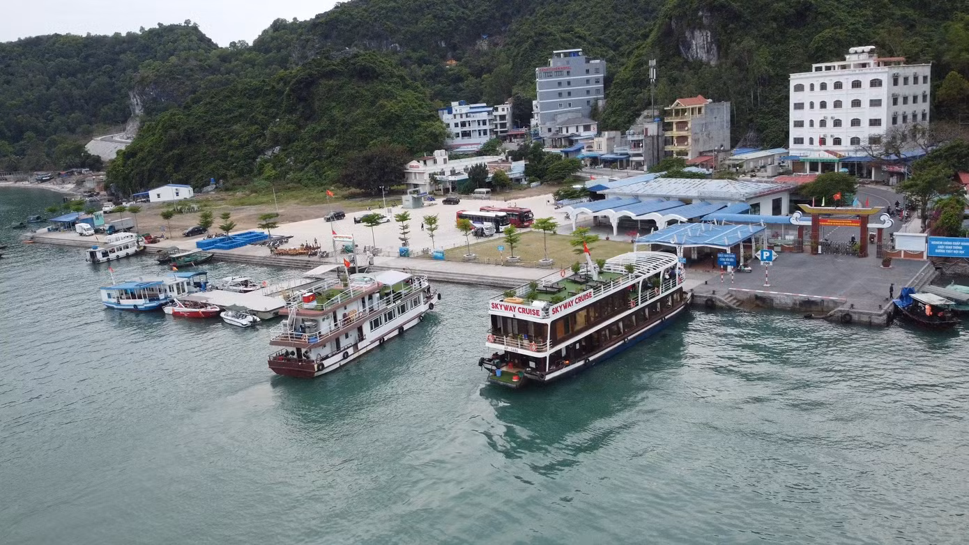 Vịnh Lan Hạ nằm bao quanh quần đảo Cát Bà đang dần trở thành một trong những địa điểm du lịch biển lý tưởng, hứa hẹn nhiều sự trải nghiệm thú vị. Vịnh Lan Hạ còn được xem là “đảo ngọc thiên đường” ở Cát Bà.