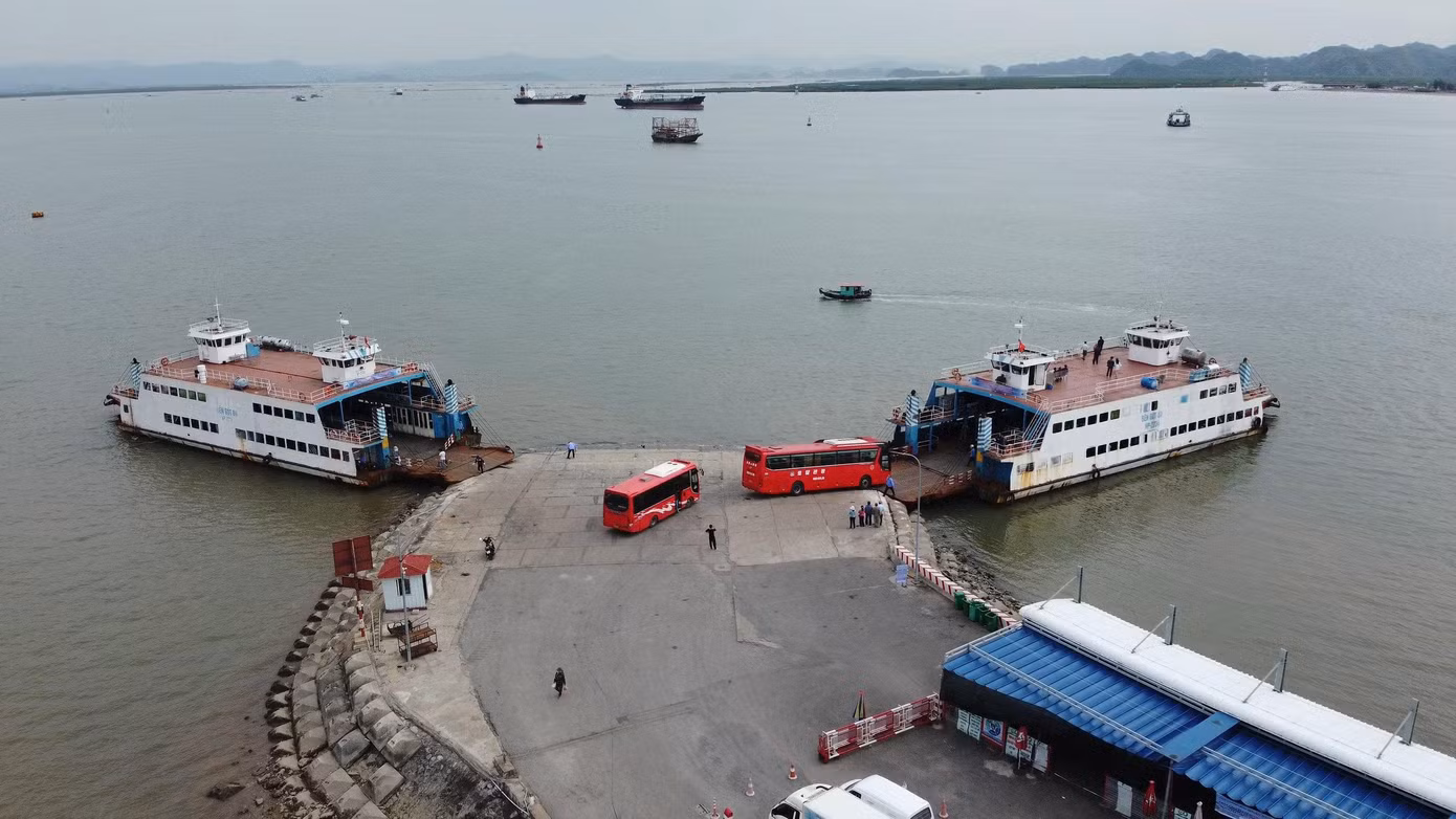 Bước xuống hai du thuyền ở cảng Cái Bèo, du khách chầm chậm tiến thẳng ra vịnh Lan Hạ - thành viên của Hiệp hội CLB Các vịnh đẹp nhất thế giới.