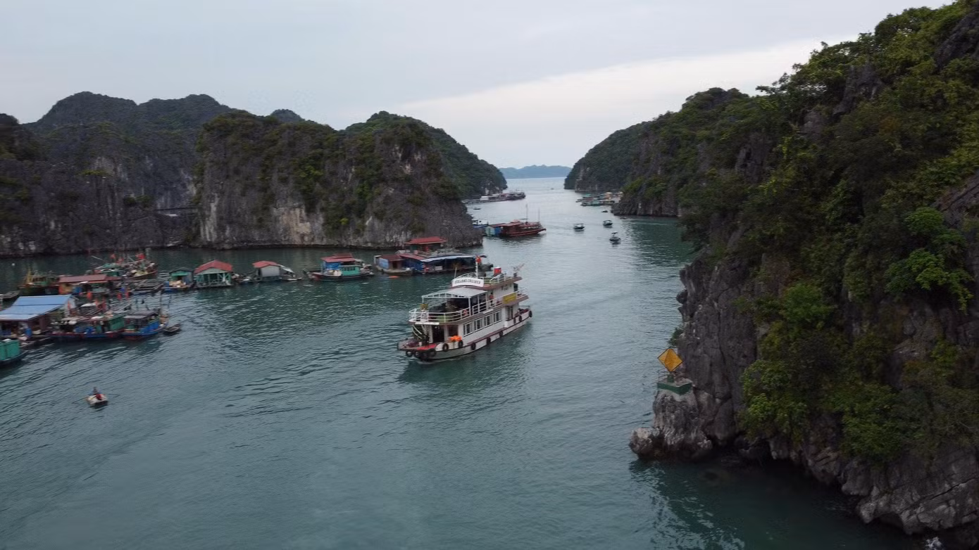 Sau chuyến thăm quan vịnh Lan Hạ (ngày 19/4), hơn 100 đại biểu có những trải nghiệm thú vị trên du thuyền, làng du lịch cộng đồng Việt Hải. Nhiều du khách lần đầu tham quan tỏ ra thích thú chụp ảnh check-in với núi đá vôi, bờ cát trắng hoang sơ trên vịnh và tham quan ngắm cảnh trên làng du lịch cộng đồng Việt Hải.