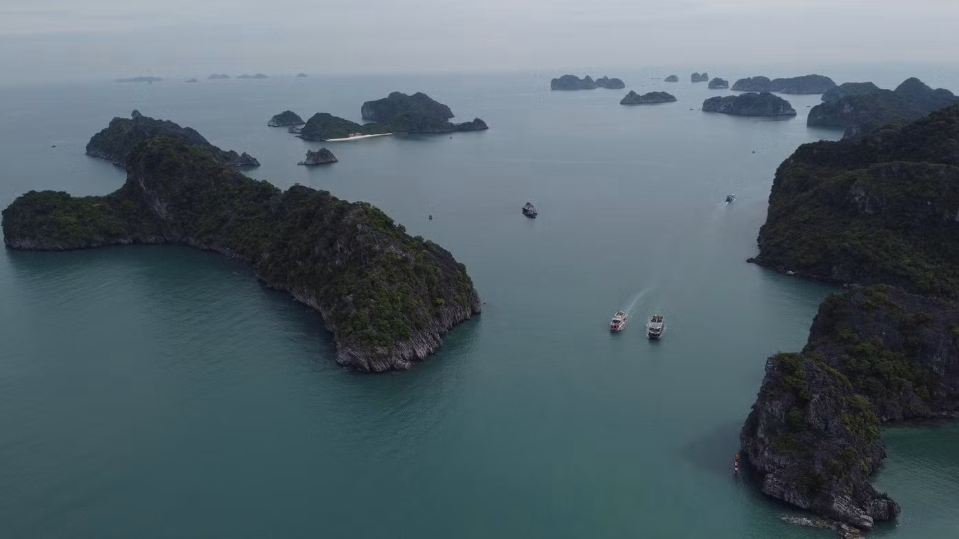 Lan Hạ với mặt nước phẳng lặng như tấm gương màu xanh in bóng mây dáng núi; sự nhộn nhịp của những làng chài nuôi cá trên vịnh; những bãi cát vàng ẩn hiện...