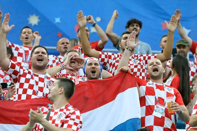 Croatia vào bán kết, CĐV đốt pháo sáng, ăn mừng thâu đêm ảnh 5