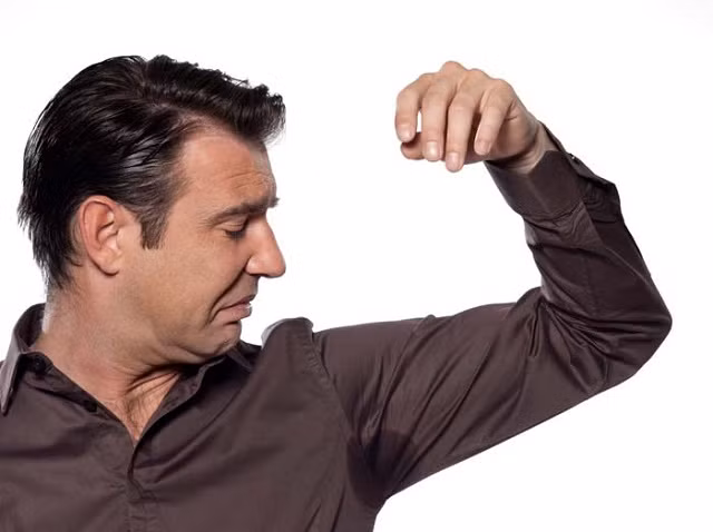 Ráy tai có liên quan đến bệnh hôi nách? ảnh 2