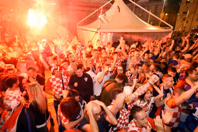 Croatia vào bán kết, CĐV đốt pháo sáng, ăn mừng thâu đêm ảnh 12