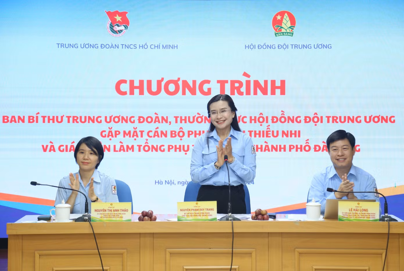 Chị Nguyễn Phạm Duy Trang - Bí thư T.Ư Đoàn, Chủ tịch Hội đồng Đội T.Ư chào mừng các cán bộ phụ trách thiếu nhi và giáo viên làm Tổng phụ trách Đội TP. Đà Nẵng tham dự buổi gặp mặt.