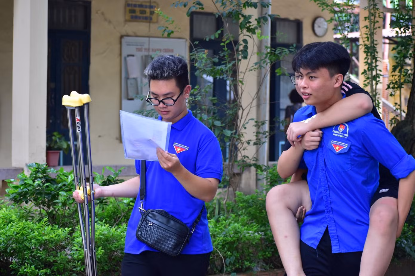 Thanh niên tình nguyện ở Hà Nội cõng thí sinh vào phòng thi trong kỳ thi vào lớp 10