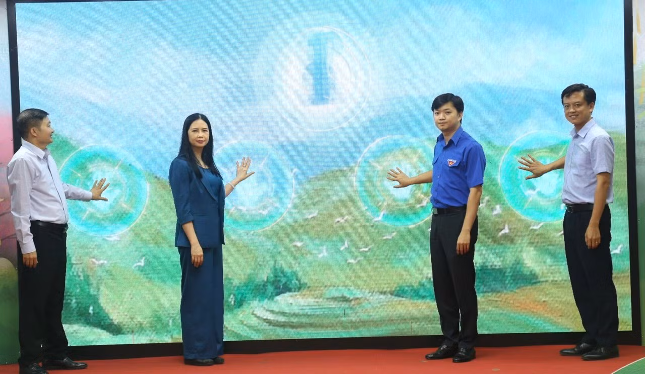 Các đại biểu thực hiện nghi thức phát động cuộc thi