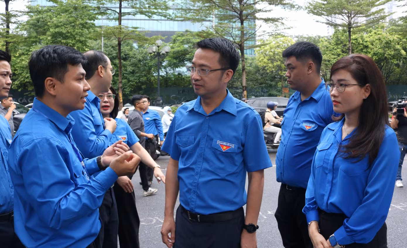 Bí thư T.Ư Đoàn Nguyễn Tường Lâm cùng đoàn công tác thăm hỏi, trò chuyện và tặng quà động viên các đội tình nguyện Tiếp sức mùa thi tại điểm thi Trường THCS Yên Hòa (quận Cầu Giấy).