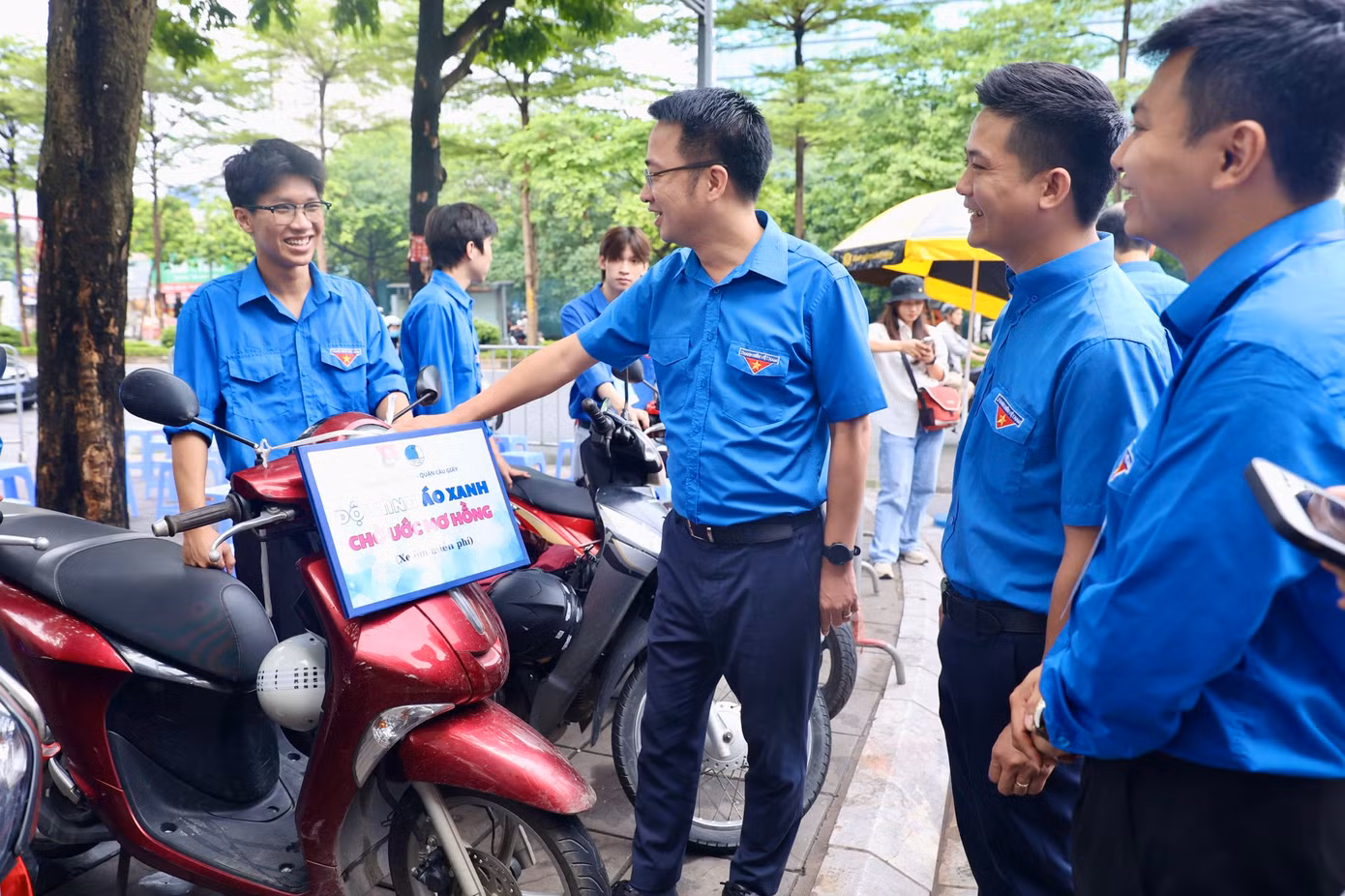 Bí thư T.Ư Đoàn Nguyễn Tường Lâm thăm hỏi, động viên đội xe ôm tình nguyện áo xanh chở ước mơ hồng chở miễn phí cho thí sinh đi thi.