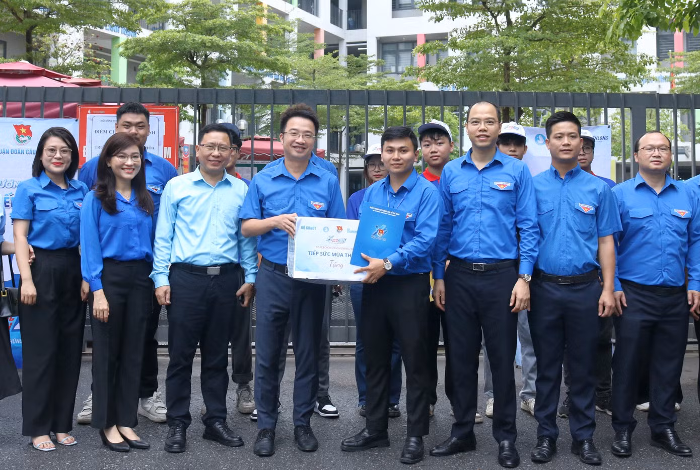Bí thư T.Ư Đoàn Nguyễn Tường Lâm cùng đoàn công tác thăm hỏi, trò chuyện và tặng quà động viên các đội tình nguyện Tiếp sức mùa thi tại điểm thi Trường THCS Yên Hòa (quận Cầu Giấy).