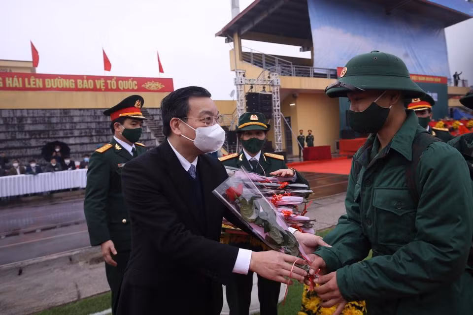 Chủ tịch UBND thành phố Hà Nội Chu Ngọc Anh động viên các tân binh tại huyện Ba Vì lên đường nhập ngũ. Ảnh: Ngọc Tú