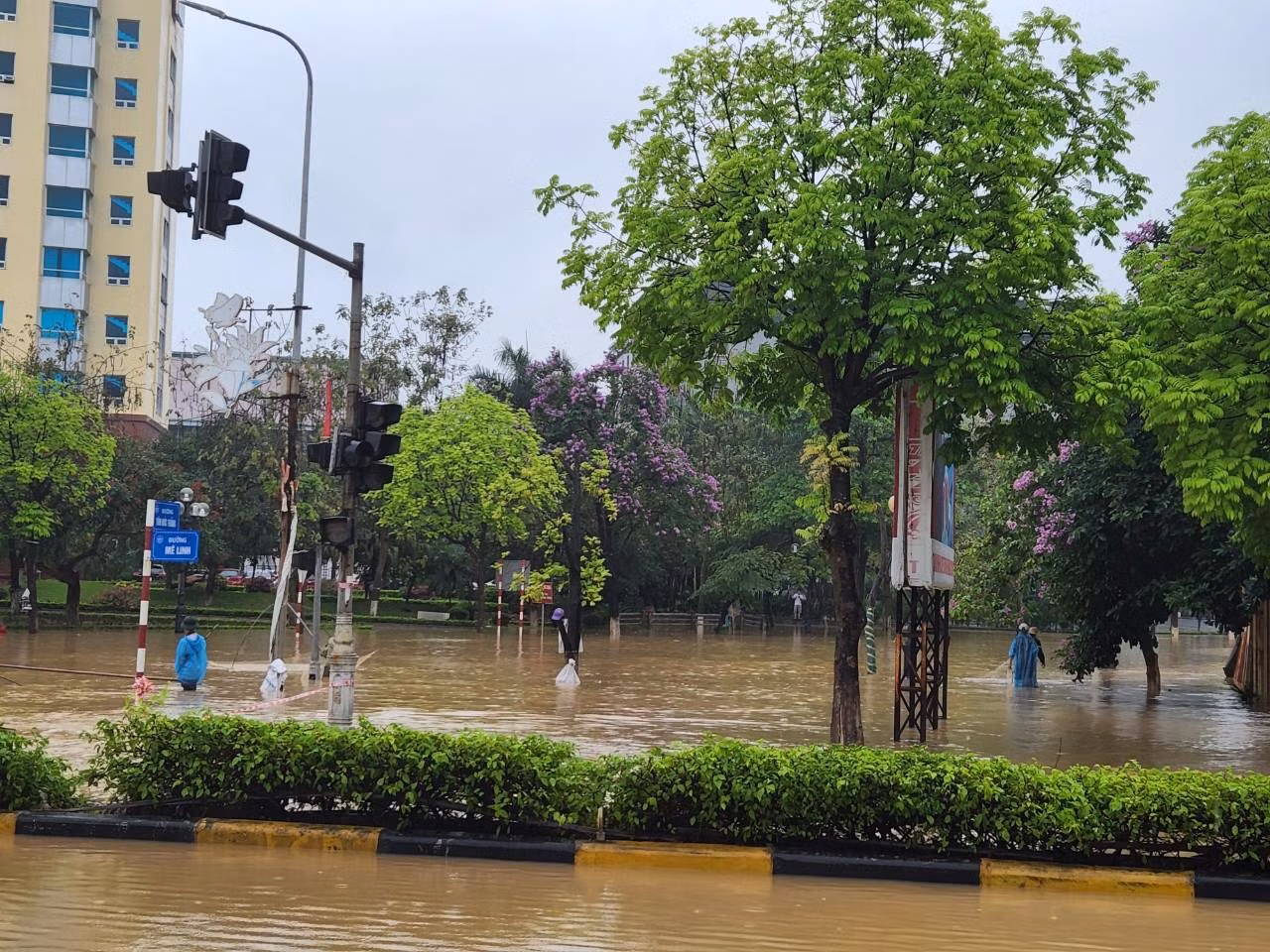 Thông tin từ Ban Chỉ huy Phòng chống thiên tai và Tìm kiếm cứu nạn tỉnh Vĩnh Phúc cho biết, trận mưa to kéo dài trên địa bàn đã khiến nhiều khu vực ngập sâu. Được biết, tổng lượng mưa lớn nhất là huyện Tam Đảo với 321mm, thành phố Vĩnh Yên là 268mm, Tam Dương trên 249mm.