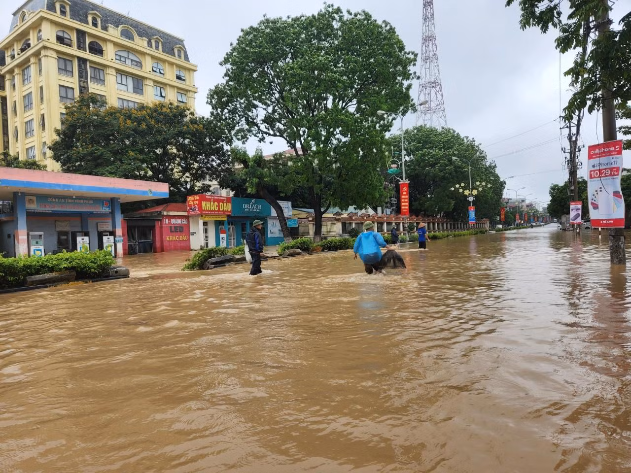 Sáng 24/5, do ảnh hưởng của trận mưa lớn, nhiều nơi ở Vĩnh Phúc tiếp tục ngập sâu.