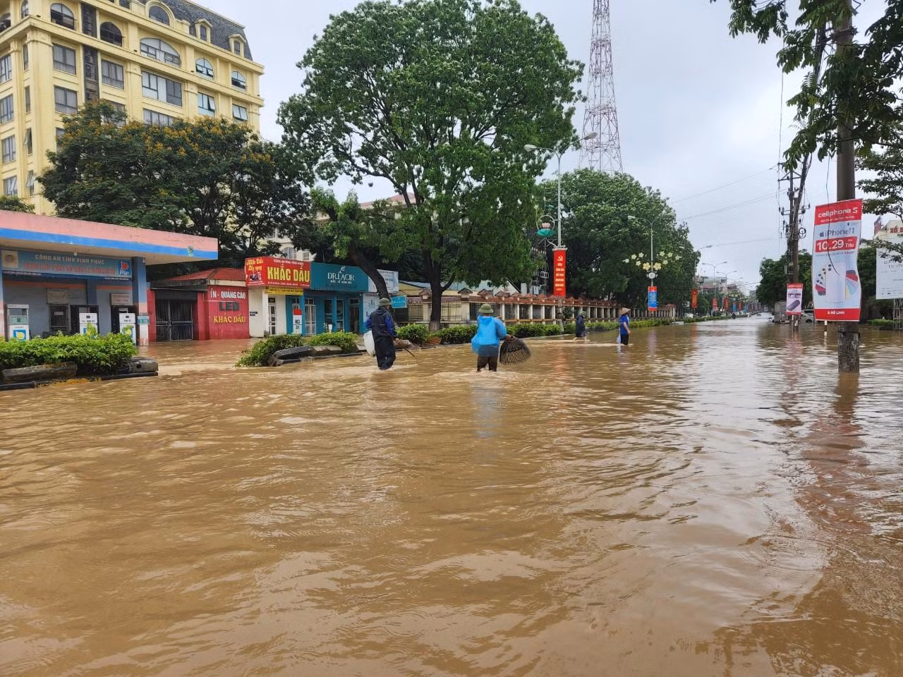 Sau khi kiểm tra tình hình ở Vĩnh Yên, Chủ tịch UBND tỉnh Vĩnh Phúc Lê Duy Thành nhìn nhận, cứ sau mỗi trận mưa lớn, thành phố lại ngập úng cục bộ, nhiều tuyến đường, tuyến phố bị ngập sâu, trong khi mực nước ở các hồ, đầm chứa nước trên địa bàn vẫn thấp.