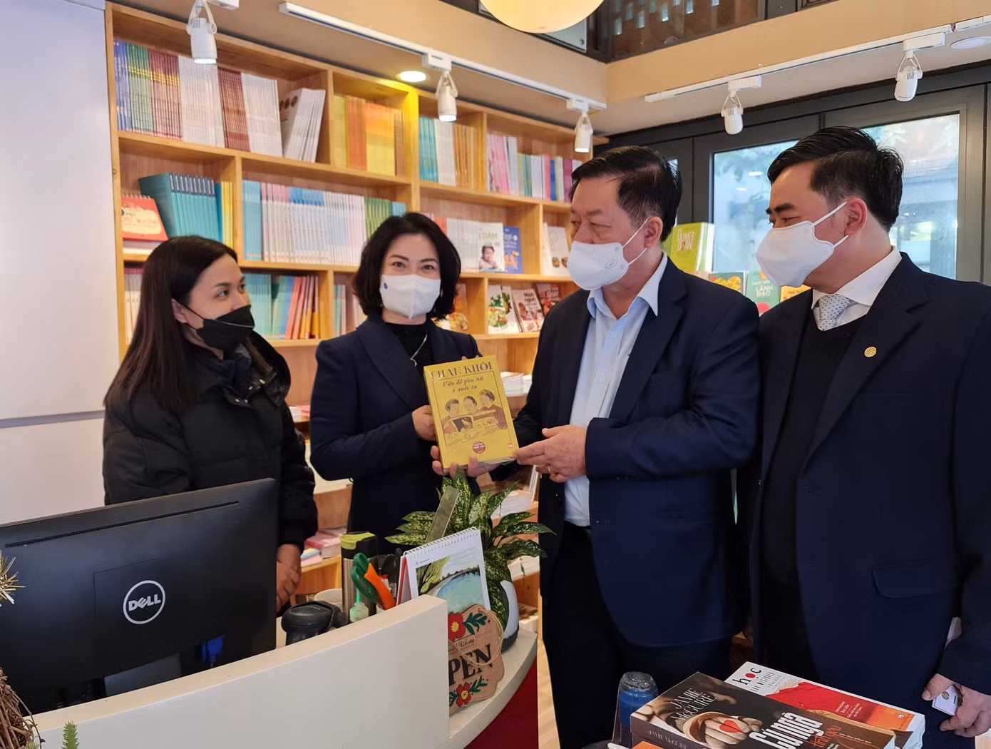 Doanh thu của toàn bộ các hoạt động kinh doanh tại Phố sách Xuân Nhâm Dần 2022 ước đạt trên 6 tỷ đồng. Tổng số bản sách bán ra là trên 120 nghìn bản, trong đó, doanh thu từ sách đạt gần 5 tỷ đồng, số còn lại là doanh thu từ các hoạt động khác.