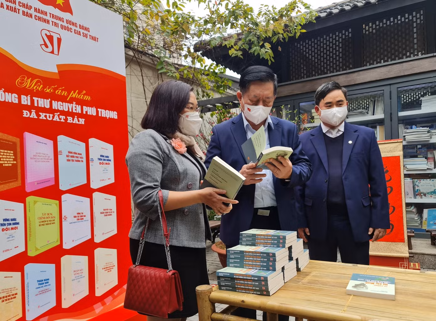 Ông Nguyễn Trọng Nghĩa đến thăm các gian hàng của Nhà xuất bản Chính trị Quốc gia, Sự thật; Nhà xuất bản Phụ Nữ; Nhà xuất bản Kim Đồng; Nhà sách Nhã Nam…