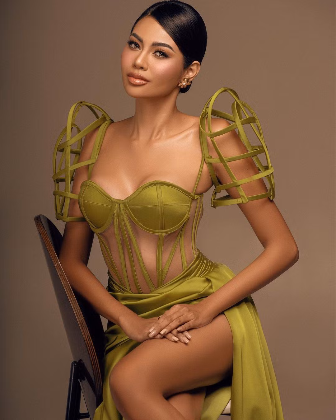 Vươn lên từ khó khăn nên Angelica Lopez tích cực tham gia các hoạt động từ thiện, xã hội để giúp đỡ những người có hoàn cảnh nghèo khó giống mình.