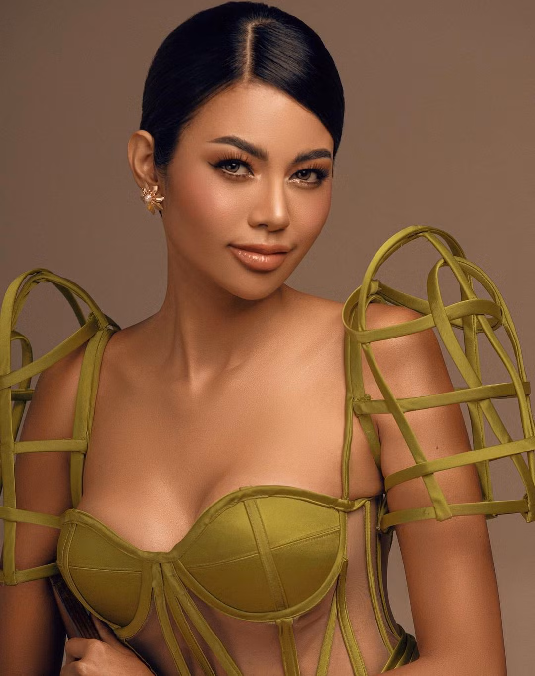 Vươn lên từ khó khăn nên Angelica Lopez tích cực tham gia các hoạt động từ thiện, xã hội để giúp đỡ những người có hoàn cảnh nghèo khó giống mình.
