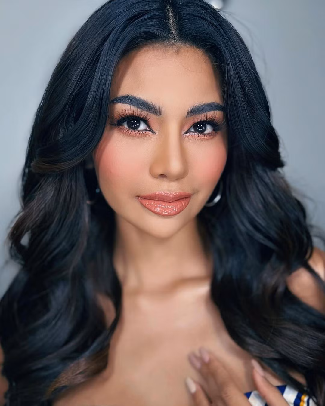 Angelica Lopez không phải là gương mặt xa lạ với giới sắc đẹp. Cô từng tham dự cuộc thi Miss Universe Philippines 2022. Người đẹp năm nay 23 tuổi, là người mẫu nổi tiếng ở quê nhà.