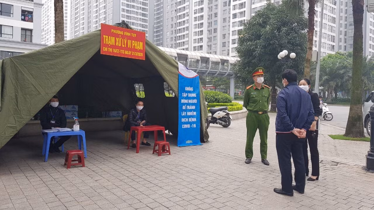 Hà Nội: Lập chốt, kẻ vạch sơn nơi công cộng, siết chặt giãn cách xã hội ảnh 17