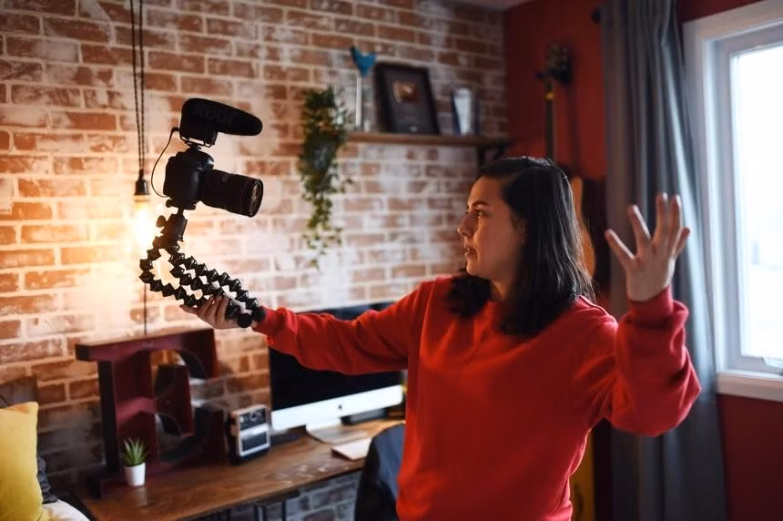 Elle Mills từng tạm ngừng ra video khi sức khỏe tinh thần bị ảnh hưởng. Ảnh: The Washington Post.